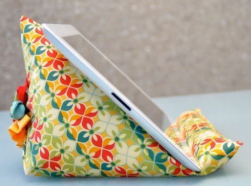 Декоративная подушка - подставка для планшета своими руками