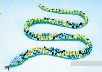 Схема плетения змейки из бисера.  Сначала используется параллельное плетение.  Начинать плести змейку нужно с языка.