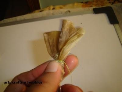 Поделки из природных материалов - роза из кукурузных листьев