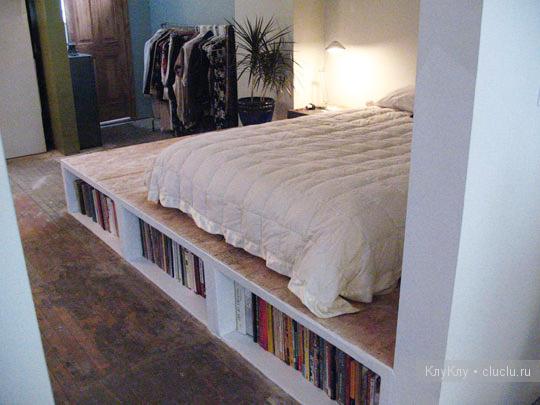 Оригинальная идея для маленькой спальни - огромная кровать
