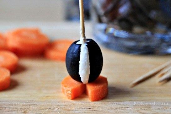 Карвинг для украшения блюд - пингвинчики из оливок