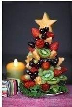 Украшение новогоднего стола - ёлка из фруктов.