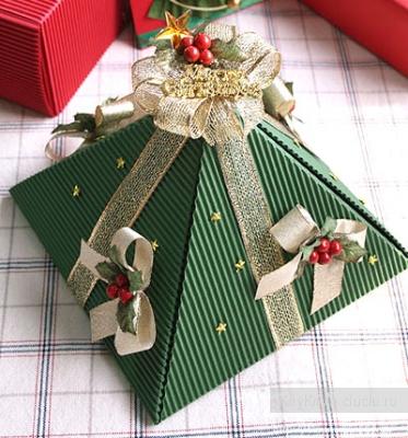 Новогодняя упаковка подарка - елочка из бумаги