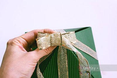 Новогодняя упаковка подарка - елочка из бумаги
