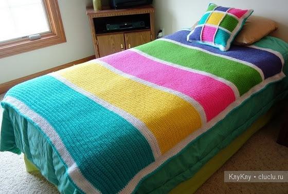 Вязанные подушки - яркие квадратики, полоски