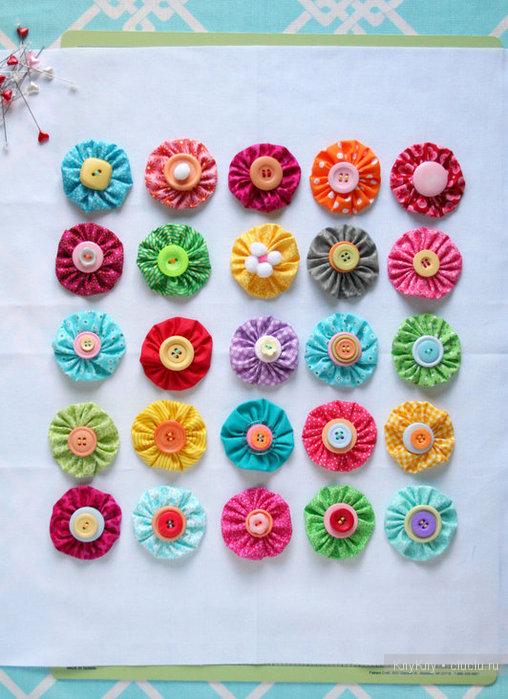 Украсим декоративные подушки своими руками - цветы в технике Йо-Йо