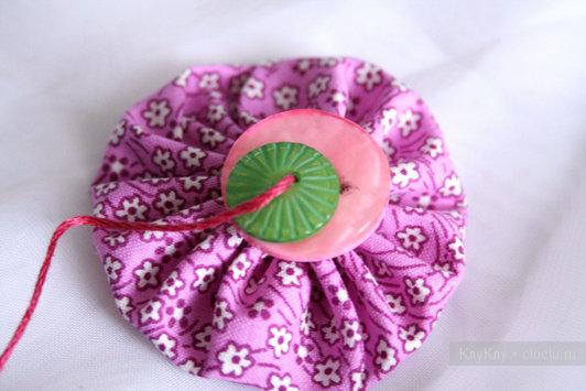 Украсим декоративные подушки своими руками - цветы в технике Йо-Йо