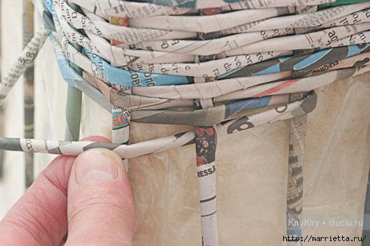 Плетение из газетных трубочек. Корзинка для полотенец в ванную