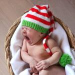 Полосатая шапка-колпачок для малыша на спицах