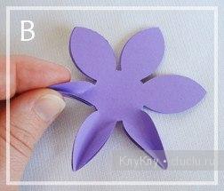 Идея для украшения подарка бумажным цветком