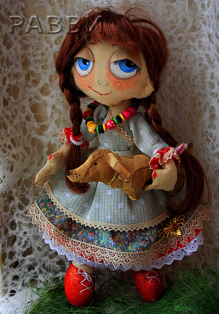 Кукла Варя сшита из бязи, набивка натуральная шерсть, раскрашена красками по ткани и акрилом.